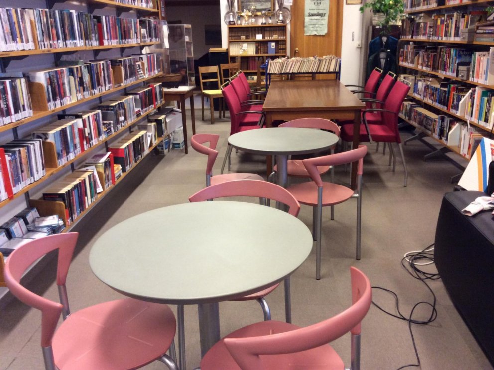 Ný húsgögn,  stólar og borð í bókasafnið á Siglufirði