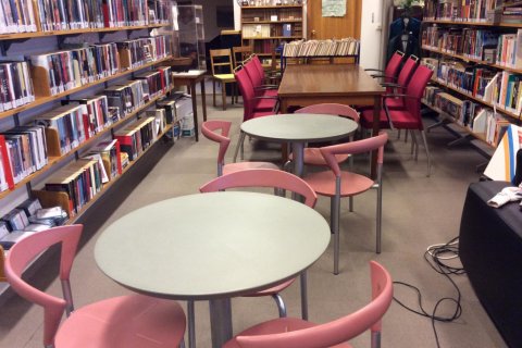 Ný húsgögn,  stólar og borð í bókasafnið á Siglufirði
